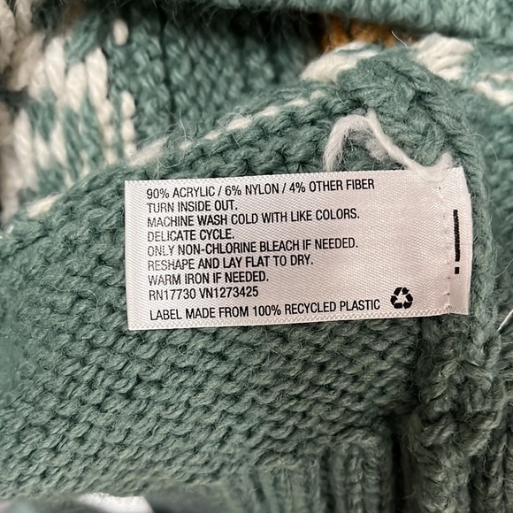 Universal thread pull over sweater. New but no tags - Picture 4 of 4